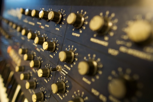 Soft focus image of the Korg Mono/Poly 